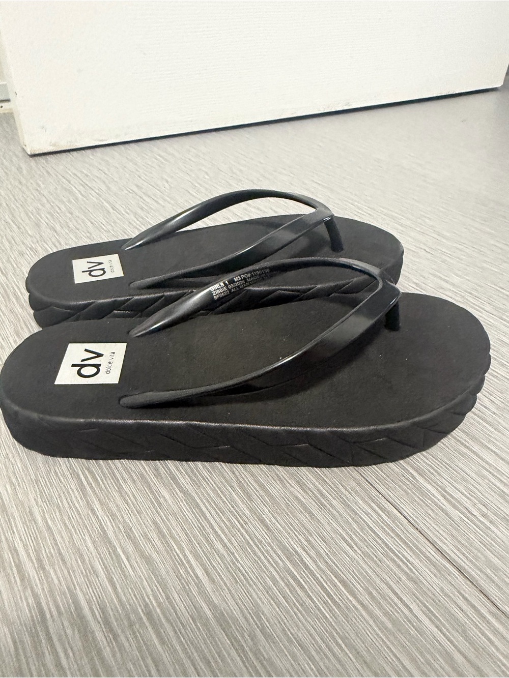 DV Dolce Vita Zibbie Girls Flip Flops Black EVA Foam Sandals Size 1 NWOB - Picture 2 of 6